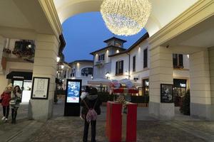 serravalle scrivia, italia - 2 de diciembre de 2018 - comienza la temporada de navidad en designer outled foto