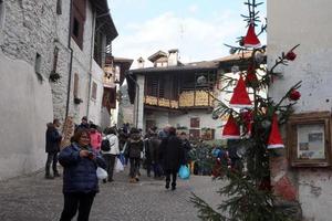 rango, italia - 8 de diciembre de 2017 - gente en el tradicional mercado navideño foto