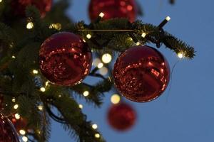 adornos y luces del árbol de navidad de la calle foto