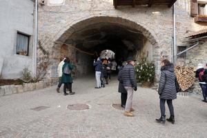 rango, italia - 8 de diciembre de 2017 - gente en el tradicional mercado navideño foto