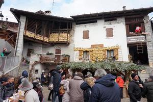 rango, italia - 8 de diciembre de 2017 - gente en el tradicional mercado navideño foto