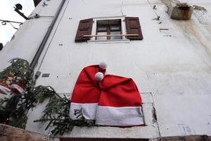 rango, italia - 8 de diciembre de 2017 - gente en el tradicional mercado navideño foto