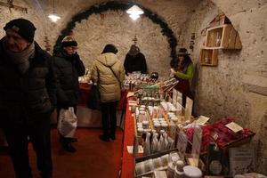 rango, italia - 8 de diciembre de 2017 - gente en el tradicional mercado navideño foto