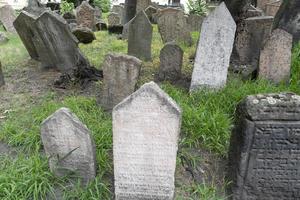 praga, república checa - 17 de julio de 2019 - antiguo cementerio judío en praga foto