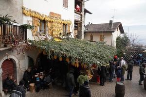 rango, italia - 8 de diciembre de 2017 - gente en el tradicional mercado navideño foto