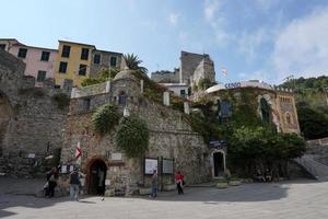 portovenere, italia - 24 de septiembre de 2017 - muchos turistas en el pintoresco pueblo italiano foto