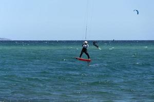 la ventana, méxico - 16 de febrero de 2020 - kitesurf en la playa ventosa foto