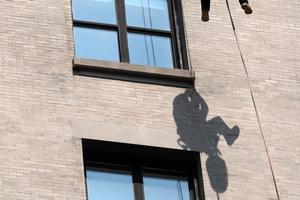 limpiadores de ventanas escalando rascacielos en nueva york foto