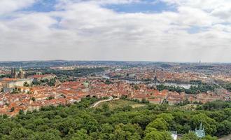 panorama de vista aérea de praga desde la torre foto