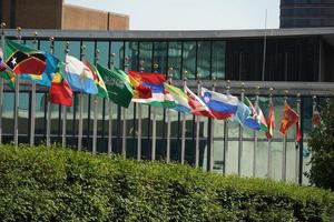 banderas fuera del edificio de las naciones unidas en nueva york foto