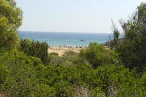 noto, italia - 18 de julio de 2020 - playa de calamosche llena de gente sin distanciamiento social después de la cuarentena del coronavirus foto