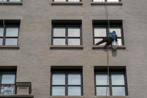 limpiadores de ventanas escalando rascacielos en nueva york foto