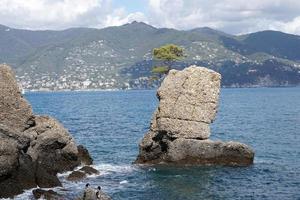 roca con forma de bota en el mar foto