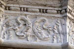 venecia, italia - 15 de septiembre de 2019 - palacio ducal ducal capital de columna detalle de escultura al borde del camino foto