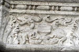 venecia, italia - 15 de septiembre de 2019 - palacio ducal ducal capital de columna detalle de escultura al borde del camino foto