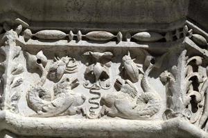 venecia, italia - 15 de septiembre de 2019 - palacio ducal ducal capital de columna detalle de escultura al borde del camino foto