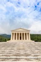 Possagno, Italia. templo de antonio canova con columnata clásica y exterior de diseño de panteón. foto