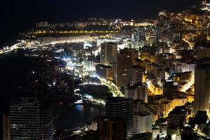 panorama de monte carlo iluminado por la noche. paisaje urbano con arquitectura de lujo. foto