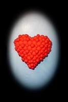 corazón rojo - símbolo de amor, romántico, celebración. concepto con espacio de copia. foto