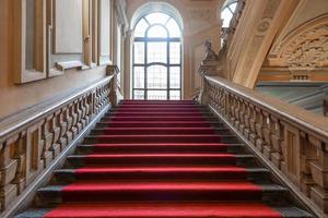 turín, italia - escalera palazzo barolo. palacio de lujo con interior barroco antiguo y alfombra roja foto
