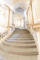 turín, italia - escalera de mármol de lujo. diseño de interiores de arquitectura antigua. foto