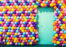 habitación de la puerta con globos de colores - concepto de celebración, fiesta, feliz cumpleaños. foto