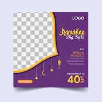 banner de venta de oferta cuadrada de anuncios de ramadán. saludos temáticos de ramadán con linterna, media luna y ventanas islámicas. vector