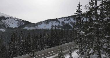 avvolgimento strade nel il roccioso montagne video