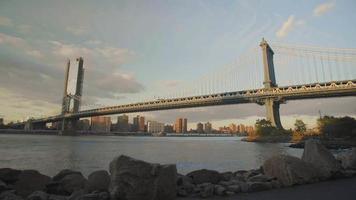 breed gimbal schot van de Manhattan brug Bij zonsondergang video