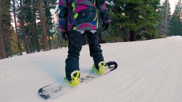 kvinna snowboardåkare ridning ner nybörjare spår video