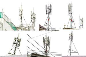 conjunto de torre de comunicación con antenas en la parte superior del edificio sobre fondo blanco. foto