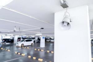 se instala un altavoz de megáfono en el techo del poste en el área de estacionamiento de automóviles.