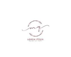 monograma de belleza de logotipo femenino mq inicial y diseño de logotipo elegante, logotipo de escritura a mano de firma inicial, boda, moda, floral y botánica con plantilla creativa vector