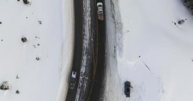 carros dirigindo pela estrada nas montanhas do colorado video