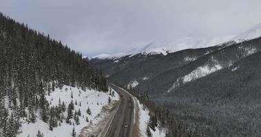 routes sinueuses dans les montagnes rocheuses video