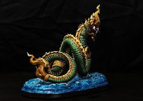 rey de naga, naka tailandia dragón o rey serpiente en la oscuridad foto