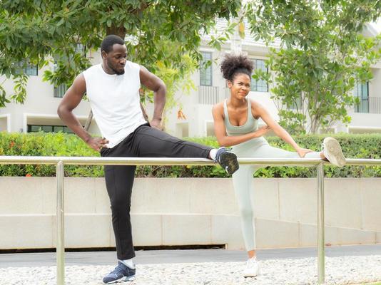 Club De Fitness De Football Et Stretching Au Parc De La Plage Pour  L'exercice Et L'entraînement Ensemble Pour La Santé Dans Image stock -  Image du collaboration, couples: 259328821