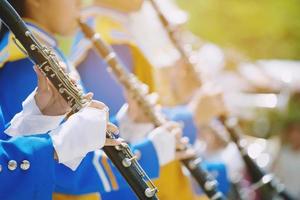 cierre el desfile de la banda y los detalles de tocar instrumentos de músicos en una banda de marcha tocando un clarinete instrumentos de viento de madera. foto