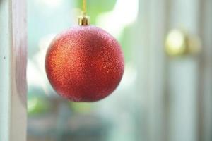 bolas de árbol de navidad para año nuevo y día de san valentín foto