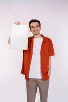 retrato de un hombre feliz que muestra un cartel en blanco sobre un fondo blanco aislado foto