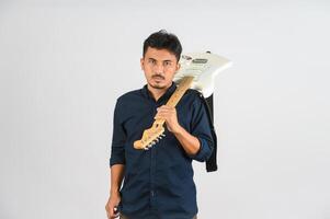 retrato de un joven asiático con camisa azul y guitarra electrónica aislado de fondo blanco foto