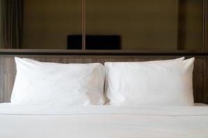 almohadas blancas en la decoración de la cama en el dormitorio foto