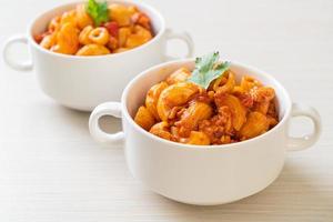 macarrones con salsa de tomate y carne de cerdo picada foto