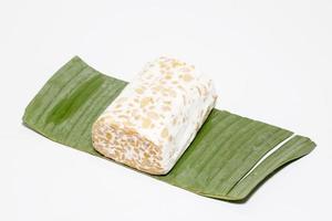 El tempeh o tempe es un alimento tradicional de indonesia elaborado con soja u otros ingredientes que se procesan mediante fermentación y que ya es popular en muchos países. foto