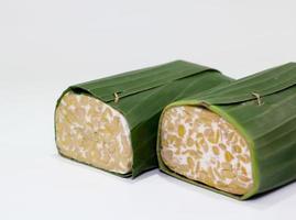 El tempeh o tempe es un alimento tradicional de indonesia elaborado con soja u otros ingredientes que se procesan mediante fermentación y que ya es popular en muchos países. foto