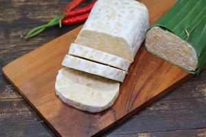 El tempeh o tempe es un alimento tradicional de indonesia elaborado con soja u otros ingredientes que se procesan mediante fermentación y que ya es popular en muchos países. foto