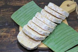 El tempeh o tempe es un alimento tradicional de indonesia elaborado con soja u otros ingredientes que se procesan mediante fermentación y que ya es popular en muchos países. foto