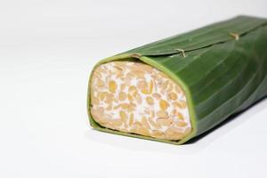 El tempeh o tempe es un alimento tradicional de indonesia elaborado con soja u otros ingredientes que se procesan mediante fermentación y que ya es popular en muchos países. foto