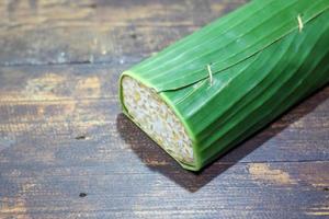 El tempeh o tempe es un alimento tradicional de indonesia elaborado con soja u otros ingredientes que se procesan mediante fermentación y que ya es popular en muchos países. foto