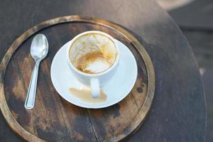 la taza de café terminada se colocó sobre la mesa foto